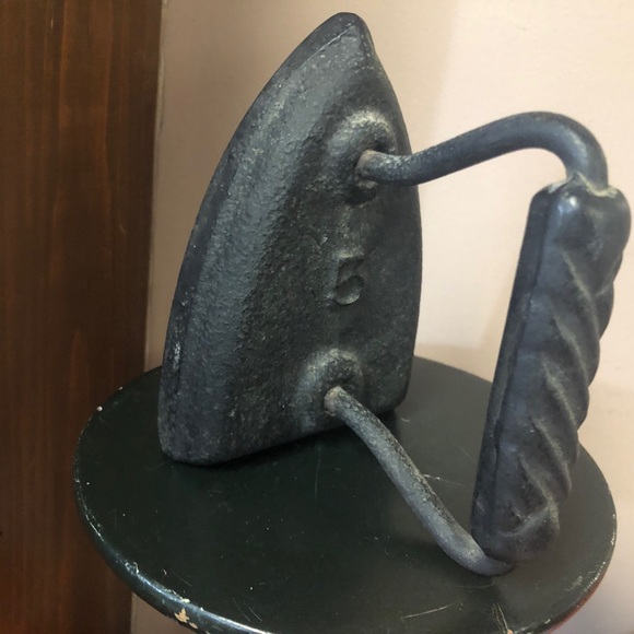 Antique clothes iron marked number 5 primitive great for a bookend or doorstop - Picture 10 of 10